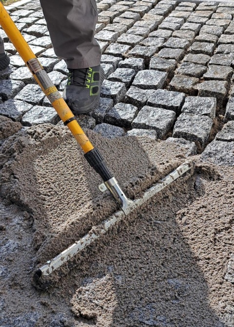 Fuga epoksydowa do spoinowania kostki i płyt z kamienia naturalnego. Fuga epoksydowa do spoinowania kostki i płyt z kamienia naturalnego.