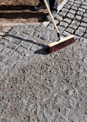 Fuga epoksydowa do spoinowania kostki i płyt z kamienia naturalnego.