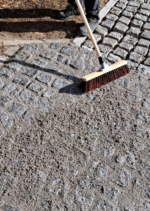 Fuga epoksydowa do spoinowania kostki i płyt z kamienia naturalnego. Fuga epoksydowa do spoinowania kostki i płyt z kamienia naturalnego.