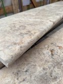 Trawertyn Parapet / Stopnica kamienna Silver Latte Greige Bębnowany 135x35x3 cm Bullnose