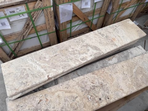 Trawertyn Parapet / Stopnica kamienna Silver Latte Greige Bębnowany 135x35x3 cm Bullnose