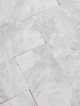 Płytka marmurowa Bębnowana Szlifowana Royal White 10x30,5x1 cm