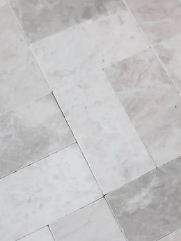 Płytka marmurowa Royal White Bębnowana 10x10x1 cm