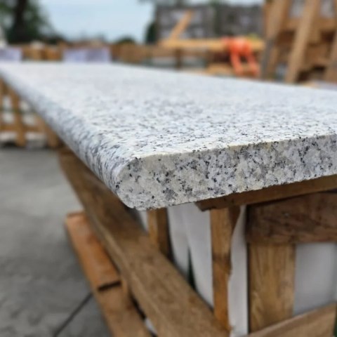 Stopnica Granitowa G602 płomieniowana 160x40x3 cm / 2 krawędzie wykończone
