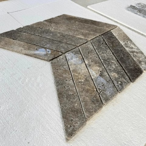 Trawertyn Silver Bębnowany Chevron 7,5x30,5x1 cm